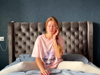 ElwynaCordner's Live Sex Cam Show