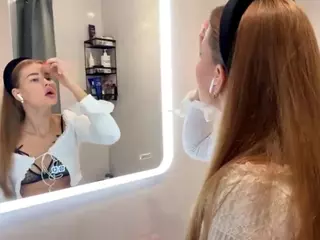 ElwynaCordner's Live Sex Cam Show