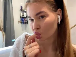 ElwynaCordner's Live Sex Cam Show