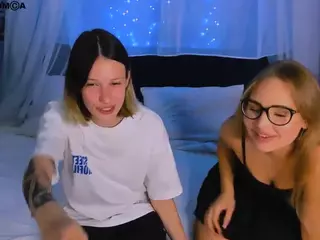 amelia-shiny's Live Sex Cam Show