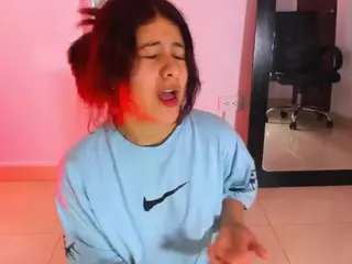 Miaqueen021's Live Sex Cam Show