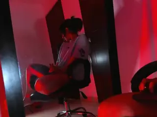 Miaqueen021's Live Sex Cam Show