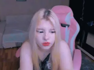CuddlyKittenn's Live Sex Cam Show