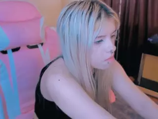 CuddlyKittenn's Live Sex Cam Show