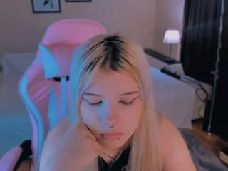 CuddlyKittenn's Live Sex Cam Show