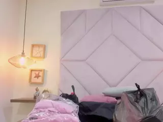LunnaFoxx's Live Sex Cam Show