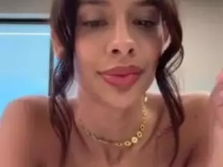 AisHhaFerrari's Live Sex Cam Show