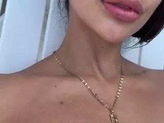 AisHhaFerrari's Live Sex Cam Show