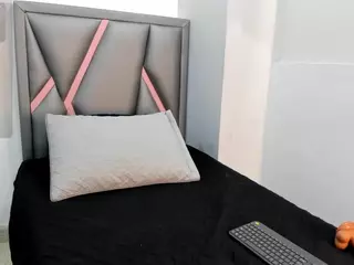 Aleja-02's Live Sex Cam Show