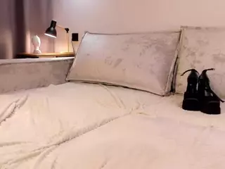 MiraHills's Live Sex Cam Show