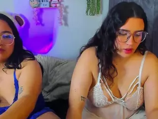maddie-and-chelsea's Live Sex Cam Show