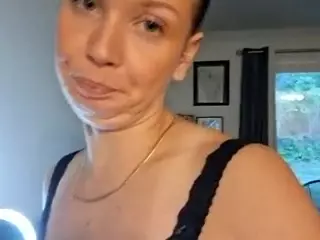 Nami Le's Live Sex Cam Show