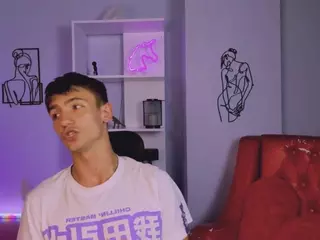 tobi-yours's Live Sex Cam Show