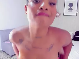 nahomi-bianchi's Live Sex Cam Show