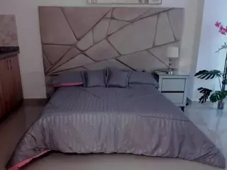 Emiilyy-Cooper's Live Sex Cam Show