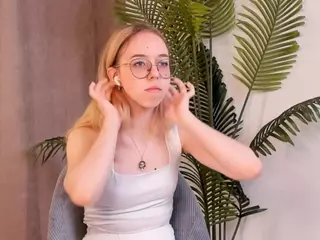 LinetteHartill's Live Sex Cam Show