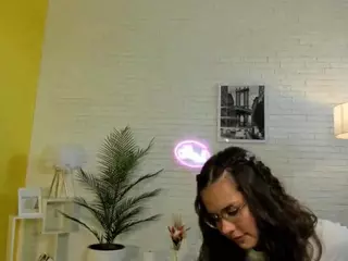 LynetDecoursey's Live Sex Cam Show