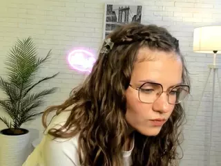 LynetDecoursey's Live Sex Cam Show