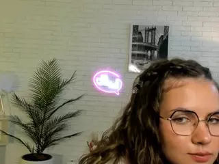 LynetDecoursey's Live Sex Cam Show