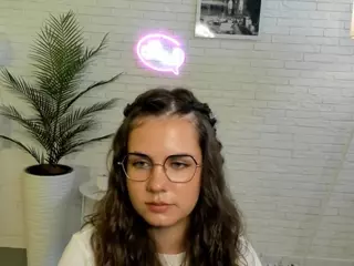 LynetDecoursey's Live Sex Cam Show