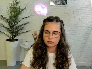 LynetDecoursey's Live Sex Cam Show
