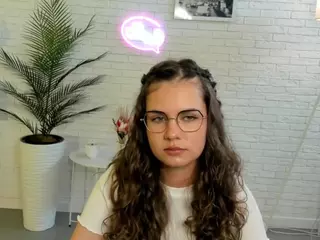 LynetDecoursey's Live Sex Cam Show