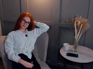 MaeEdman's Live Sex Cam Show