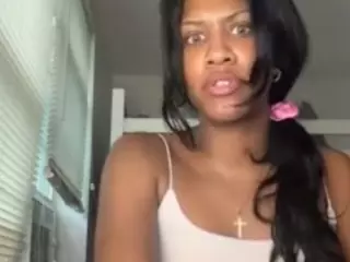 aixelaeilla's Live Sex Cam Show