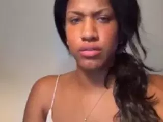 aixelaeilla's Live Sex Cam Show