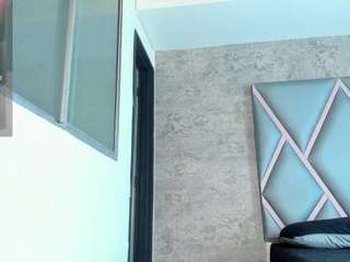Live cam show with aurora-tziu