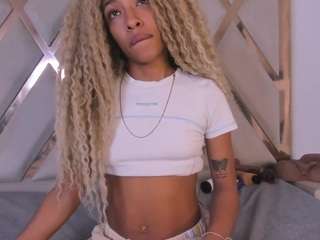 Live cam show with angelkyraasm
