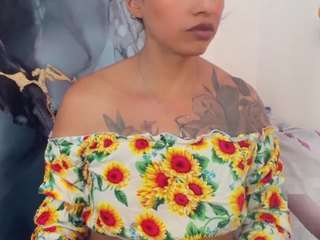 Live cam show with khiara-moretti