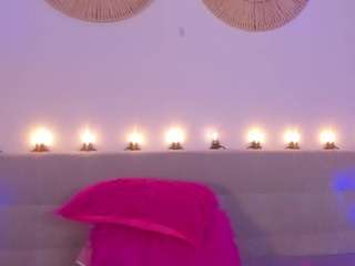 Live cam show with Isabella-Monroe