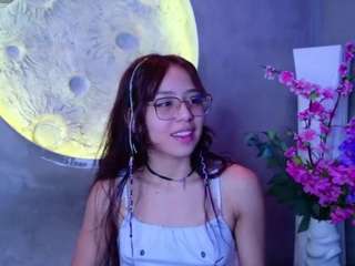 Live cam show with kiara-layla