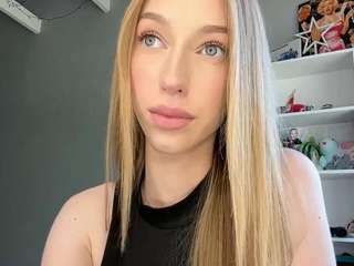 Offline cam show with LaraeThurrell