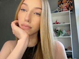 Live cam show with LaraeThurrell