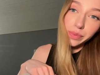 Live cam show with LaraeThurrell