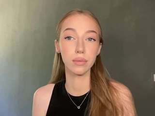 Live cam show with LaraeThurrell