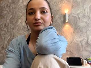 Live cam show with ColeenMoravec
