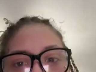 Live cam show with hexamili
