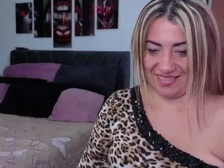 Live cam show with VictoryMilf - Mature on WildCum