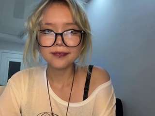 Live cam show with DevoraKolwyck