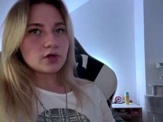 Live cam show with FreddaChase