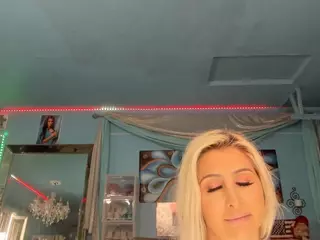 adrianna777's Live Sex Cam Show