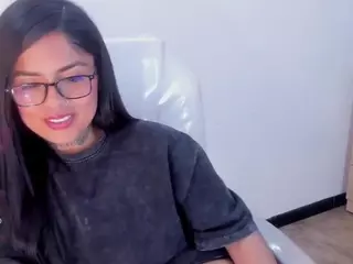 ivynaugthyqueen's Live Sex Cam Show