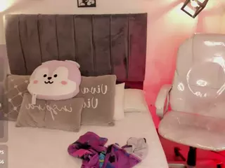 ivynaugthyqueen's Live Sex Cam Show
