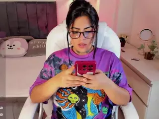 ivynaugthyqueen's Live Sex Cam Show