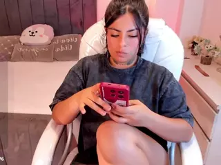 ivynaugthyqueen's Live Sex Cam Show