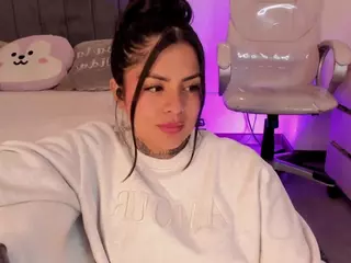 ivynaugthyqueen's Live Sex Cam Show