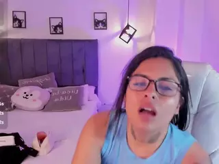 ivynaugthyqueen's Live Sex Cam Show